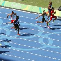 Aska Cambridge (front) competes in preliminary round of the men\'s 100-meter competition on Saturday at the 2016 Rio Olympics. | KYODO