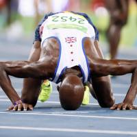 Britain\'s Mo Farah kisses the track after winning the men\'s 10,000-meter final during the 2016 Summer Olympics in Rio de Janeiro on Saturday. | KYODO