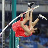 Daichi Sawano makes an attempt in the men\'s pole vault final during Monday\'s event at the 2016 Summer Olympics in Rio de Janeiro. | KYODO