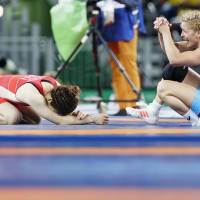 Japan\'s three-time reigning Olympic champion Saori Yoshida (left) reacts after she loses to Helen Maroulis of the United States in the 53-kg gold medal match of the women\'s freestyle wrestling at the Rio Olympics on Thursday. | KYODO