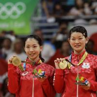 Japan\'s Misaki Matsutomo (left) and Ayaka Takahashi, react after receiving the gold medal in women\'s doubles badminton at the 2016 Summer Olympics in Rio de Janeiro Thursday. | AP