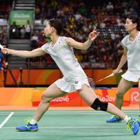 Japan\'s Misaki Matsutomo (left) and Ayaka Takahashi return against Denmark\'s Christinna Pedersen and Kamilla Rytter Juhl during their women\'s doubles gold medal badminton match at the Riocentro stadium in Rio de Janeiro on Thursday. | AFP-JIJI