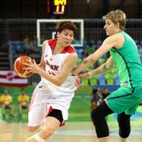 Japan\'s Ramu Tokashiki drives on a Brazilian player during Monday\'s game at the Rio Olympics. Japan earned an 82-66 victory. | KYODO