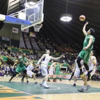 The Alvark Tokyo (in green), seen in this file photo at Yoyogi National Gymnasium No. 2 last year, will try to have a more entertaining atmosphere at their home games during the upcoming B. League season. | KAZ NAGATSUKA