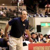 George Washington head coach Mike Lonergan gives instructions to his players during an August 16 game against the Japanese men’s national team at Ryogoku Kokugikan. | KAZ NAGATSUKA