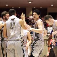 George Washington’s Yuta Watanabe (second from right) speaks with his teammates during a timeout in the Colonials’ exhibition against the Japan men’s national team on August 16. | KAZ NAGATSUKA