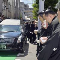 The sumo community mourns the late yokozuna Chiyonofuji as the legend\'s hearse leaves for Ryogoku Kokugikan on Sunday after his funeral and memorial service at Tokyo\'s Kokonoe stable. | KYODO