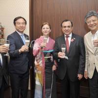Peruvian Ambassador Elard Escala (second from right), and his wife, Cristina (center) welcome, from left, Hiroyuki Maekawa, president of the Japan-Peru Association; Keiichi Koshimizu, parliamentary vice minister of internal affairs and communications; and Toru Shiraishi, parliamentary vice minister of the environment and Cabinet office, during a reception celebrating the 195th anniversary of Peruvian Independence Day and the food festival \"Pisco of Honor &amp; Oishii Peru\'\' at the embassy in Tokyo on July 28. | YOSHIAKI MIURA