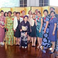 Toki Shimizu (center), who has devoted her life to international exchanges through kimono, celebrated her 94th birthday with a diplomatic choir made up representatives of 14 overseas countries (Cameroon, Cote d\'Ivoire, El Salvador, Finland, Indonesia, Mexico, Micronesia, Morocco, Norway, Portugal, Turkey, Uruguay, Venezuela and Yemen) and other guests at the Hotel New Otani in Tokyo on August 11. | HISASHI MIYAKAWA