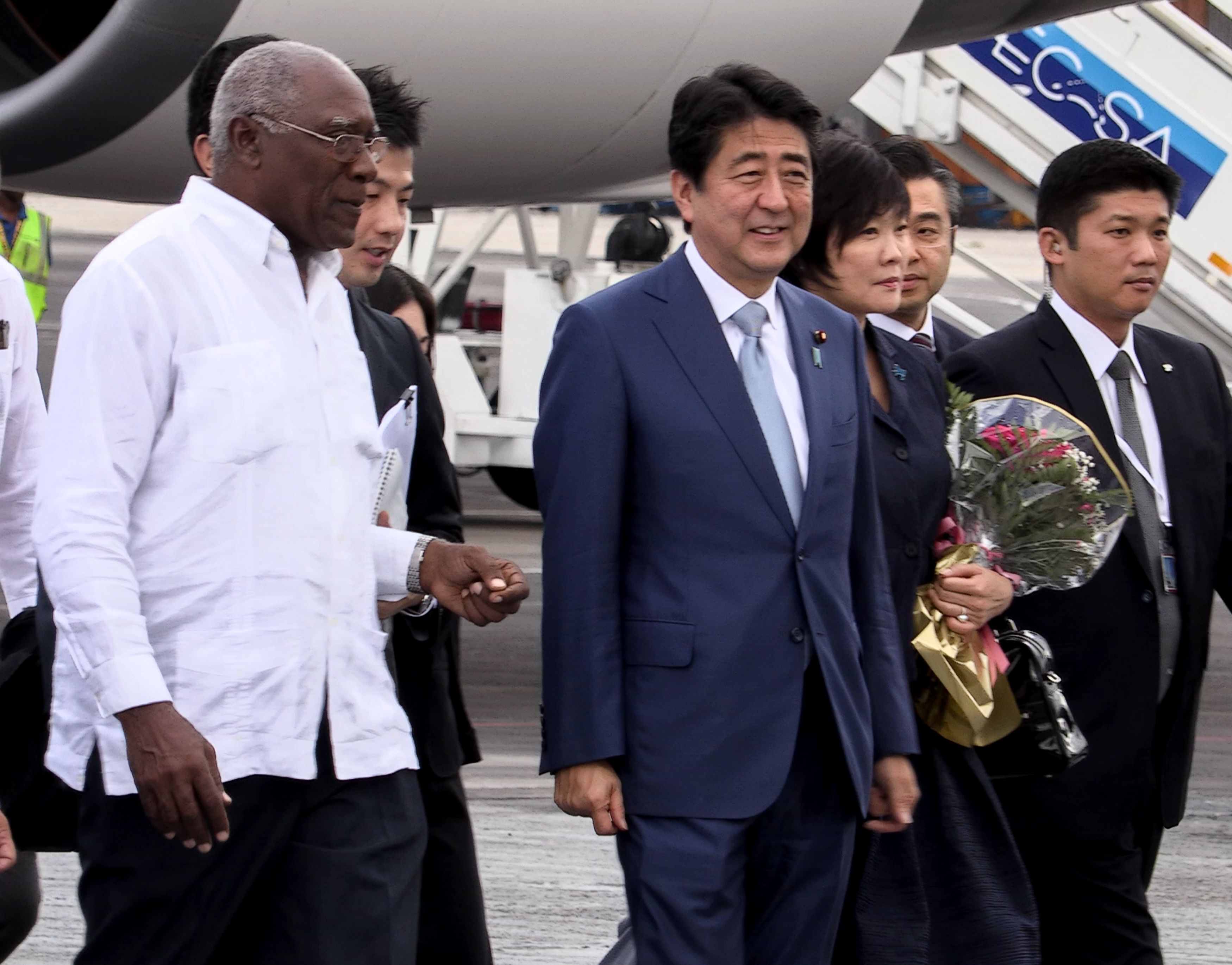 Prime Minister Shinzo Abe (center) is welcomed by Cuban Vice President Salvador Valdes Mesa (left) at the Jose Marti International airport in Havana on Thursday. Abe is in Cuba in a two-day official visit. | AFP-JIJI