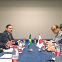 Michel Temer, Brazil\'s new president, talks with Prime Minister Shinzo Abe in Hangzhou, China, on Monday. | POOL / VIA KYODO