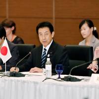 Health minister Yasuhisa Shiozaki addresses his counterparts from the Group of Seven industrialized countries at their meeting in Kobe on Sunday. | KYODO