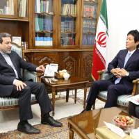 Deputy Foreign Minister Kentaro Sonoura and his Iranian counterpart Abbas Araghchi meet on Saturday in Tehran. | KYODO