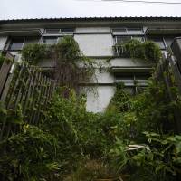 Prefectures like Hyogo — and even cities like Kyoto and Nara — are taking steps to reduce the number of vacant houses there, including through financial assistance. Kansai uses subsidies to fill empty homes, but persuading aging population to pull up stakes remains a challenge