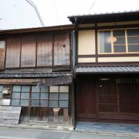 Kyoto native Yoshinori Murase\'s \"machiya\" townhouse (right), which was restored with the help of a machiya loan from the Bank of Kyoto. | REUTERS
