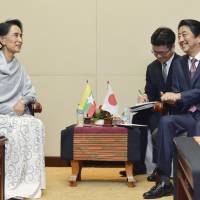 Prime Minister Shinzo Abe and Myanmar\'s de facto leader, Aung San Suu Kyi, hold talks in Vientiane on Wednesday. | KYODO