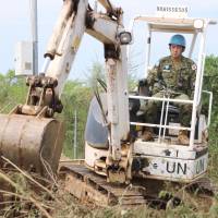 Ground Self-Defense Force troops conduct digging work at the United Nations Mission in the Republic of South Sudan headquarters in Juba on Aug. 25. | KYODO