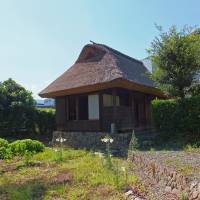 Simple living: The Shizuoka <em>hanare</em> (outhouse) that writer Kansuke Naka lived in for 18 months after leaving Tokyo. | AYAKO NASUNO
