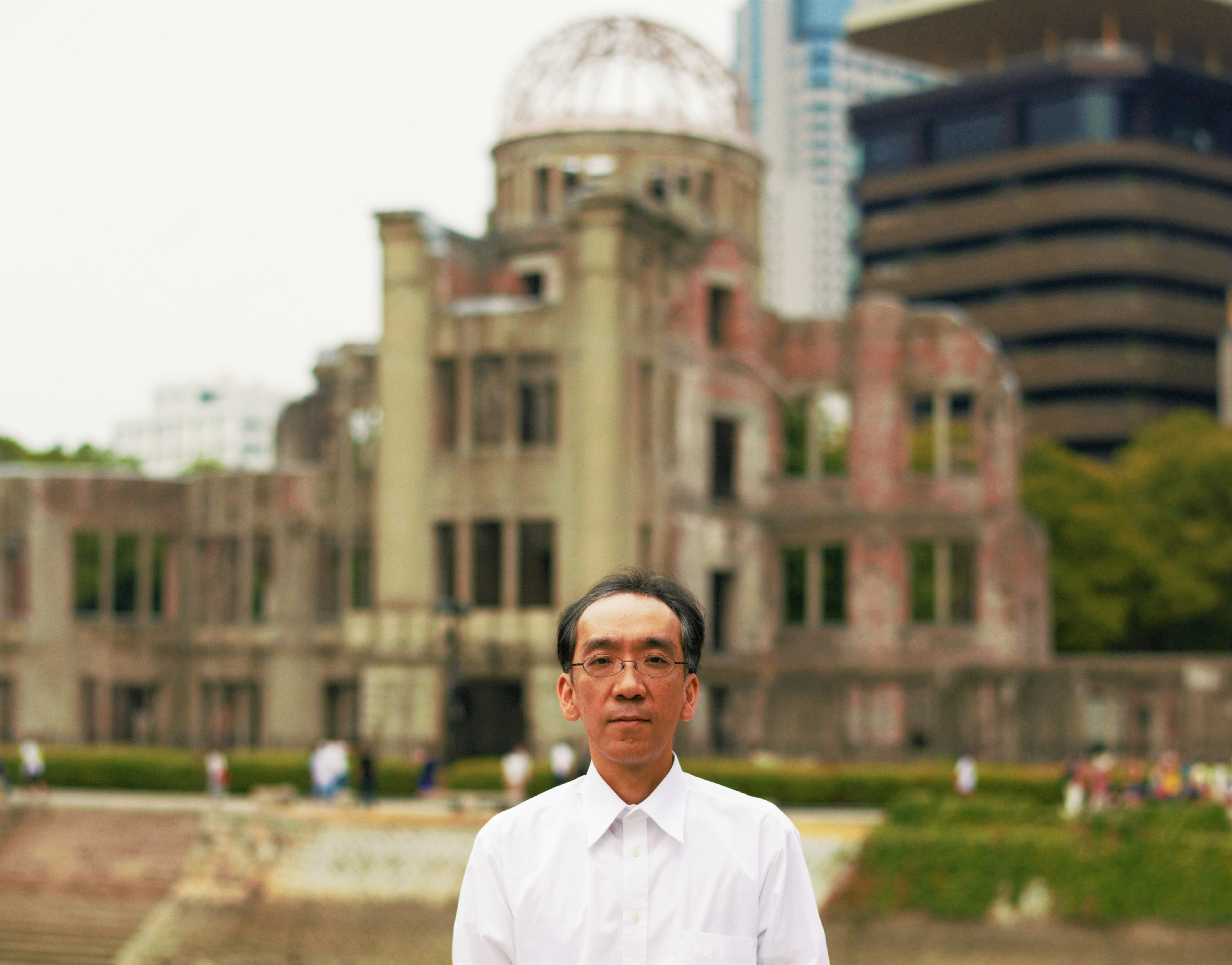 A rebirth: Composer Takashi Niigaki stands in front of the Atomic Bomb Dome in Hiroshima. | NEUES AKKORD