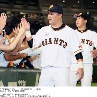 The Giants\' Shuichi Murata greets fans after Friday\'s game at Tokyo Dome. Murata had four RBIs in Yomiuri\'s 6-4 win over the Tokyo Yakult Swallows. | KYODO