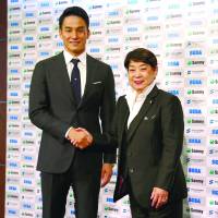 Takeshi Matsuda and his coach Yumiko Kuze pose for photos during a news conference on Monday. | KAZ NAGATSUKA