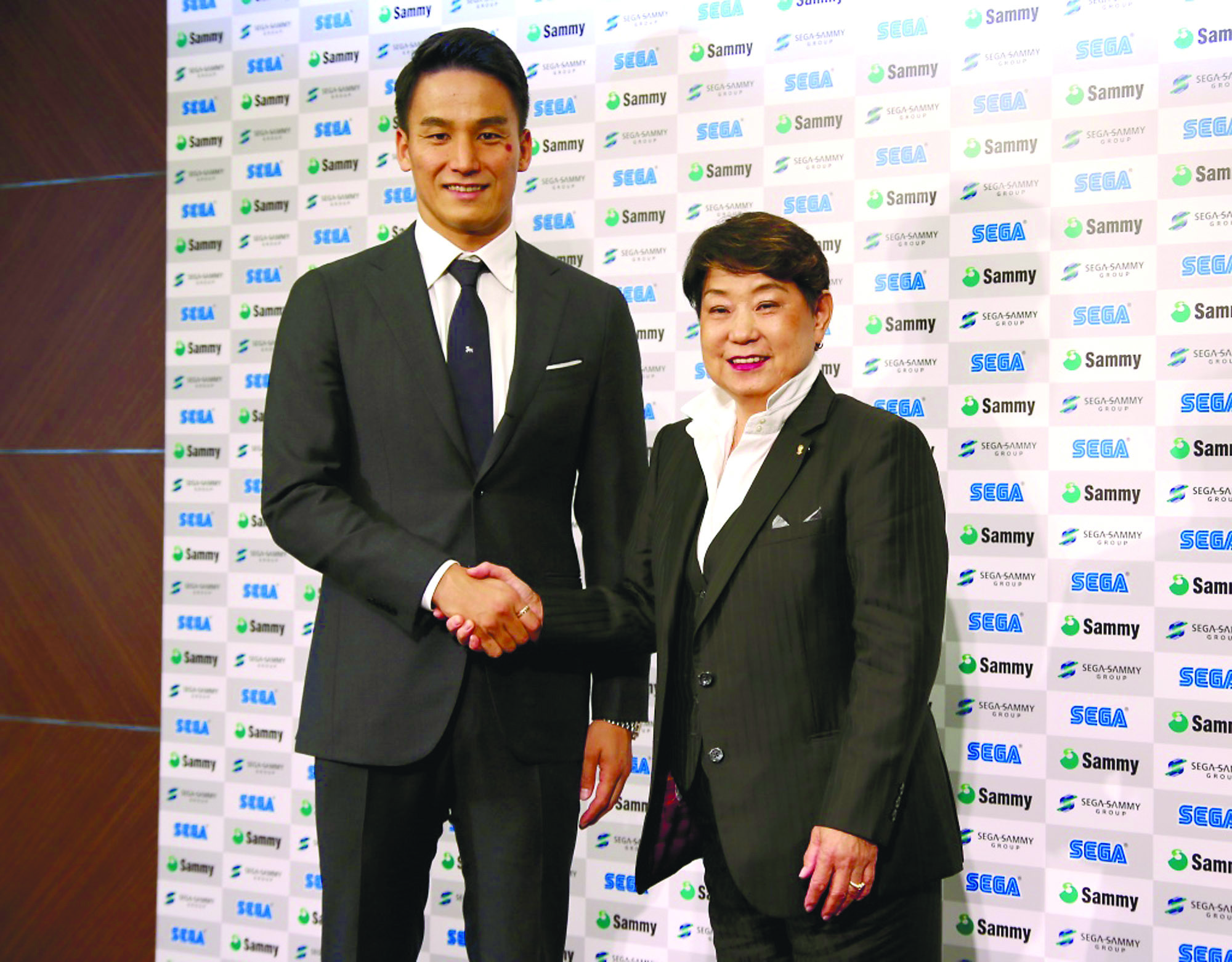 Takeshi Matsuda and his coach Yumiko Kuze pose for photos during a news conference on Monday. | KAZ NAGATSUKA