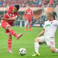 Mainz forward Yoshinori Muto shoots during his team\'s 3-1 win over Augsburg in the German Bundesliga on Sunday. | KYODO