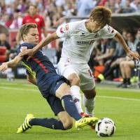 FC Cologne striker Yuya Osako (right) takes on the RB Leipzig defense during Sunday\'s 1-1 draw. | KYODO