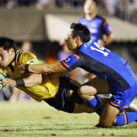 Suntory\'s Ryoto Nakamura scores a try in Saturday\'s match against Panasonic in the Top League. The Sungoliath defeated the Wild Knights 45-15 at Prince Chichibu Memorial Rugby Ground. | KYODO