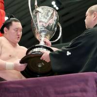 Hakuho has been hampered by injuries and may not be able to take part in the upcoming Autumn Grand Sumo Tournament. | AFP-JIJI