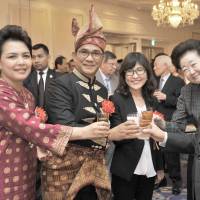 Indonesian Ambassador Yusron Ihza Mahendra (second from left) and his wife Lusiana (left) share a toast with Defense Minister Tomomi Inada (center), former Prime Minister and Chairman of the Japan-Indonesia Association Yasuo Fukuda (right) and his wife Kiyoko during a reception to celebrate the country\'s 71st Independence Day Anniversary at the New Otani Hotel, Tokyo on Aug. 26. | YOSHIAKI MIURA