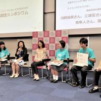 Obstetrician Kyoko Tanebe (third from left), flanked by Barcelona Olympic gold medal swimmer Kyoko Iwasaki (center) and five members of a high school executive committee representing about 50 high schools, speaks at a Bayer Yakuhin, Ltd. symposium, \"Karada no Mikata\" (Healthy body), at Showa Women\'s University in Tokyo on August 24. The symposium ended with a declaration of \"Act Now! Learn, Change and Care for a Bright Future.\" | YOSHIAKI MIURA
