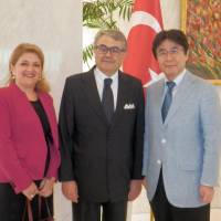 Turkey\'s Ambassador Ahmet Bulent Meric (center) poses with Elif Agafur (left), chef-owner of Izmir restaurant, and Kazuyuki Hamada (right), former parliamentary vice-minister for foreign affairs, during a Victory Day reception at the ambassador\'s residence in Tokyo on Sept. 15. | TAKUTO MINAMI