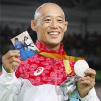 Judoka Makoto Hirose holds his silver medal, Japan\'s first at the Rio Paralympics, from the men\'s 60-kg weight class on Thursday in Rio de Janeiro. | KYODO