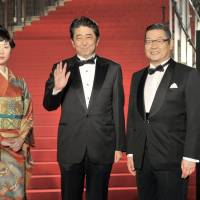 Festival Muse Haru Kuroki, Prime Minister Shinzo Abe and Deputy Chief Cabinet Secretary Koichi Hagiuda.  | YOSHIAKI MIURA