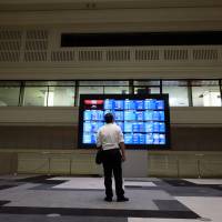 Overseas investors have been fleeing Japan\'s equity market in recent months as they are apparently disappointed with the progress of Prime Minister Shinzo Abe\'s economic policy. | BLOOMBERG