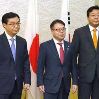 Left to right: Chinese Commerce Minister Gao Hucheng, trade minister Hiroshige Seko and South Korean Trade, Industry and Energy Minister Joo Hyung Hwan pose before a meeting Saturday in Tokyo. | KYODO
