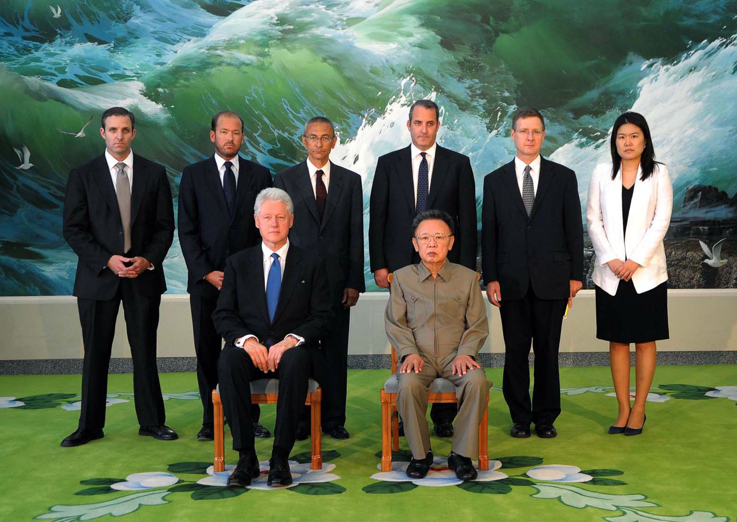 North Korean leader Kim Jong Il poses with former U.S. President Bill Clinton and members of his delegation in Pyongyang on Aug. 4, 2009. | AFP-JIJI