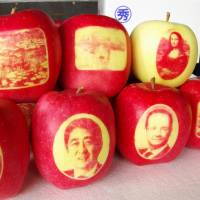 Apples are decorated with images, including of the Mona Lisa, Prime Minister Shinzo Abe and French President Francois Hollande. | KYODO