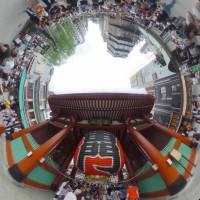 The Kaminarimon gate at Sensoji Temple in Tokyo\'s Asakusa district gets a new twist in this Sept. 17 image. | YOSHIAKI MIURA