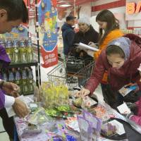 People visit a fair displaying Japanese products at a supermarket in Vladivostok, Russia, in November 2015. Japan\'s tourism industry is being urged to promote sightseeing trips to the Russian Far East. | KYODO