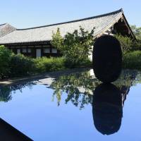 Kimsooja\'s \"Deductive Object\" (2016) at Gangoji Temple | KEIZO KIOKU, COURTESY OF CULTURE CITY OF EAST ASIA 2016 NARA EXECUTIVE COMMITTEE