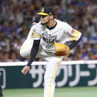 Hawks reliever Robert Suarez earned the win, working a 1-2-3 scoreless eighth inning on Saturday. | KYODO