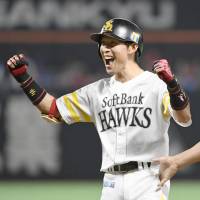 The Hawks\'  Yuichi Honda delivered a tiebreaking hit in the fifth inning on Sunday. | KYODO