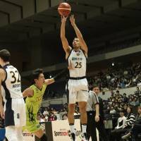 Brex forward Takatoshi Furukawa takes a first-quarter jump shot during Thursday\'s game against the Levanga in Sapporo. Tochigi defeated Hokkaido 85-71. | B. LEAGUE