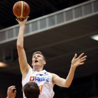 Niigata Albirex BB power forward Clint Chapman takes a shot during the first quarter against the Kawasaki Brave Thunders on Friday night at Todoroki Arena. Chapman scored 30 points in Niigata\'s 103-70 loss. | B.LEAGUE