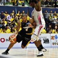 Brex post player Jeff Gibbs, seen driving baseline against the Akita Northern Happinets on Sept. 24, had a 13-point, 10-rebound performance against the Levanga on Friday night in Sapporo. Tochigi defeated Hokkaido 98-66. | B. LEAGUE
