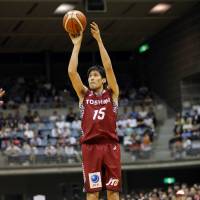 The Brave Thunders\' Hiroki Taniguchi takes a second-quarter jump shot against the Albirex on Friday. Taniguchi finished with 14 points, including three 3-pointers. | B. LEAGUE