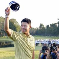Hideki Matsuyama acknowledges the crowd after winning the Japan Open Golf Championship on Sunday. | KYODO