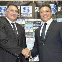 Brave Blossoms coach Jamie Joseph (left) and new Sunwolves coach Filo Tiatia shake hands during a news conference on Wednesday. | KYODO